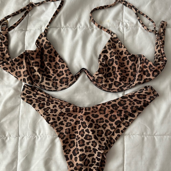 Cheetah print 🐆bikini set - Picture 2 of 3